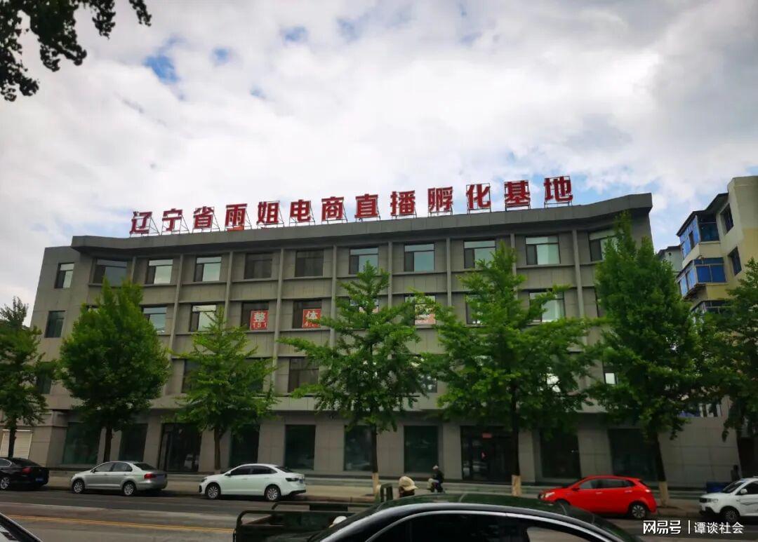 高空中教练突然跳机自尽 22岁女学员硬着头皮飞回地面